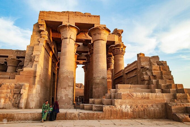 4-Days Nile Cruise with Hot Air Balloon from Hurghada - A hot-air balloon over Luxor at sunrise