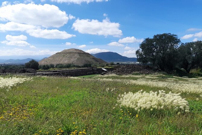 Balloon flight with private transportation and guided tour to Teotihuacán - Walking through the Teotihuacán Archaeological Zone