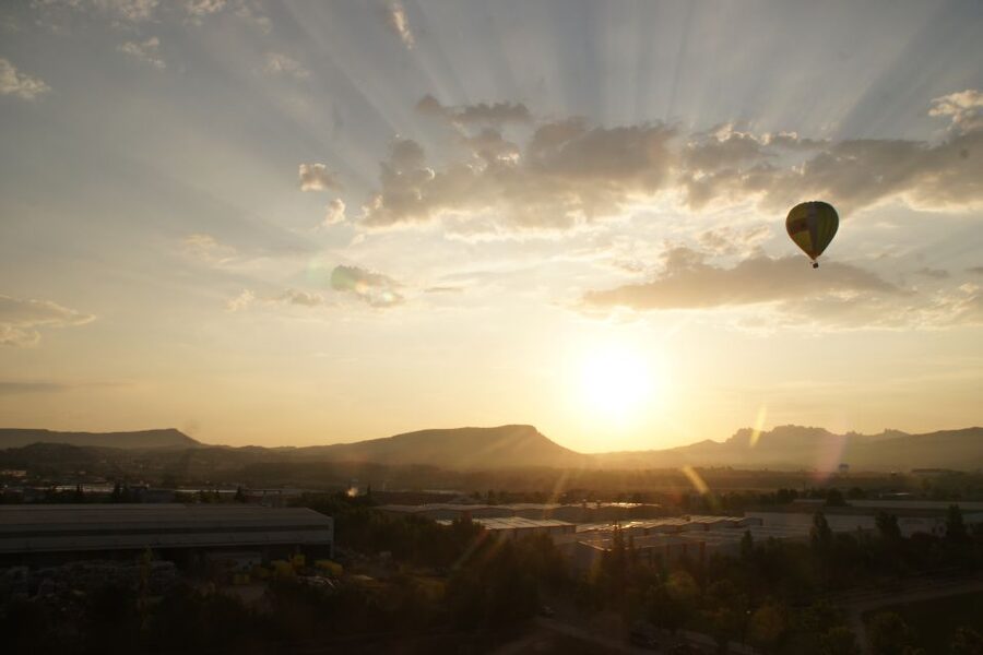 Barcelona: Hot Air Balloon Flight Experience - One hour above Catalonia