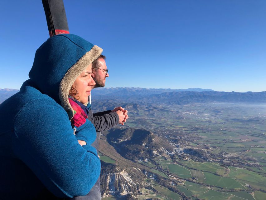Barcelona: Private Romantic Balloon Flight - Preparing the balloon and reaching the launch field