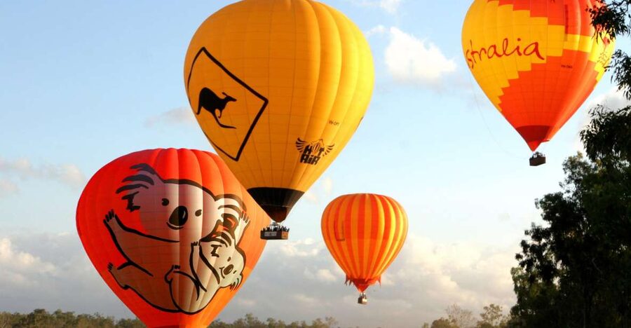 Cairns: Hot Air Balloon Flight with Transfers - Breakfast and a sparkling toast