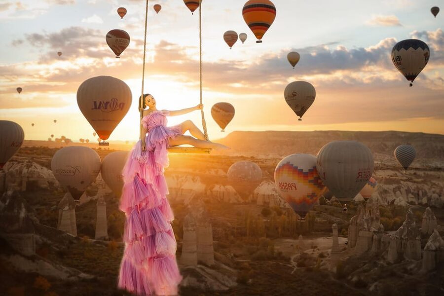 Cappadocia: Taking photo with Swing at hot air balloon view - Burak Yildirim and the personal direction