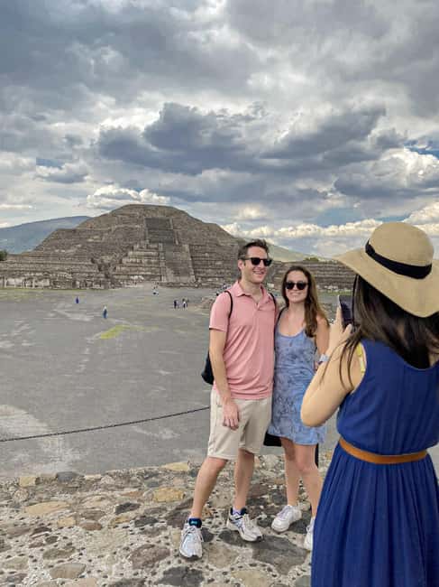 CDMX: balloon ride over Teotihuacan with transportation included - Landing, sparkling wine, and the flight certificate