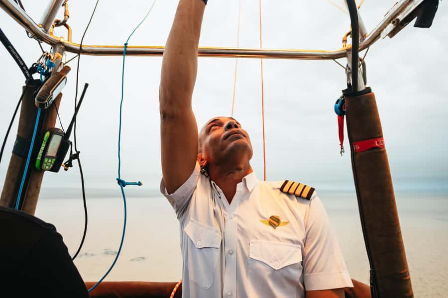 Dubai: Sunrise Balloon Flight with Camel Ride & Breakfast - What the $305 price really covers