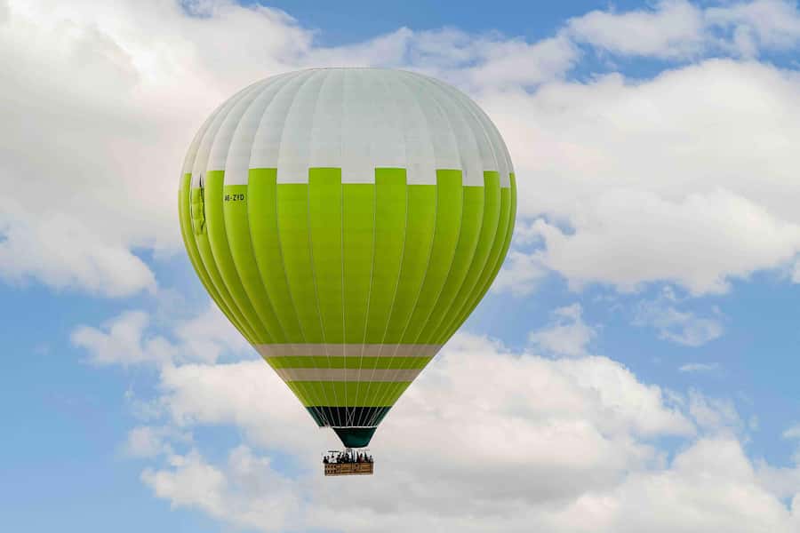 Dubai: Sunrise Hot Air Balloon Ride with Transfers - Watching the balloon come alive
