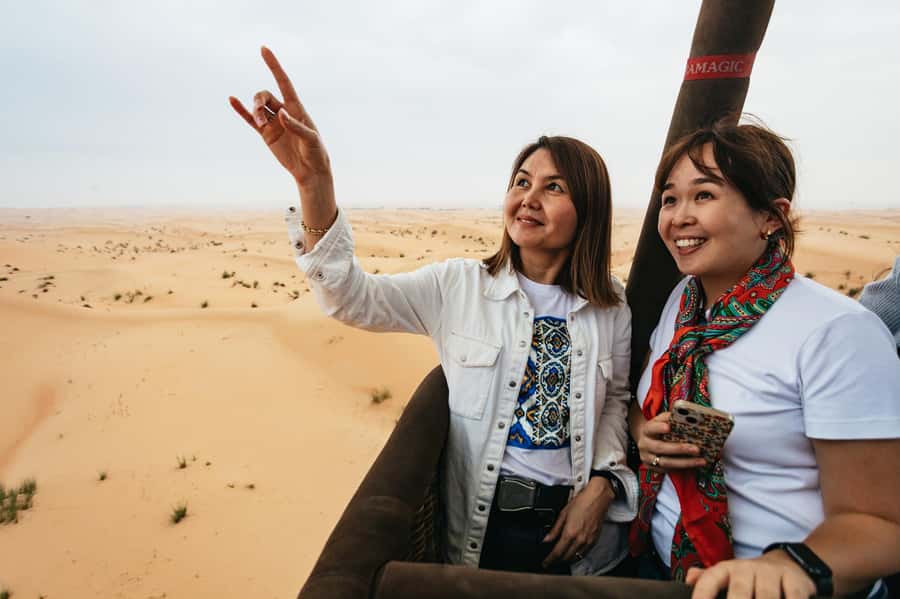 Dubai: Sunrise Hot Air Balloon Tour Over the Desert - Coffee, instructions, and the balloon base