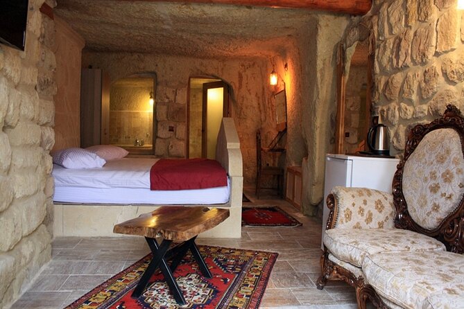 From Antalya: 2-Day Cappadocia, Cave Hotel, & Balloon Tour - A night in Urgup and the cave-hotel question