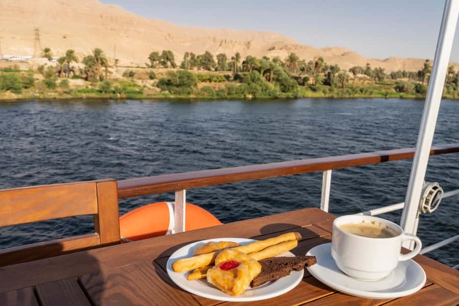 From Luxor: 6-Day Nile Cruise to Aswan with Hot Air Balloon - Guides, groups, and the human side of the trip