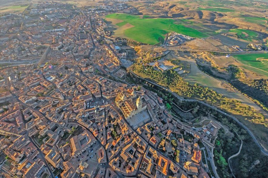 From Madrid: Segovia Hot Air Balloon - About 60 to 75 minutes above Segovia