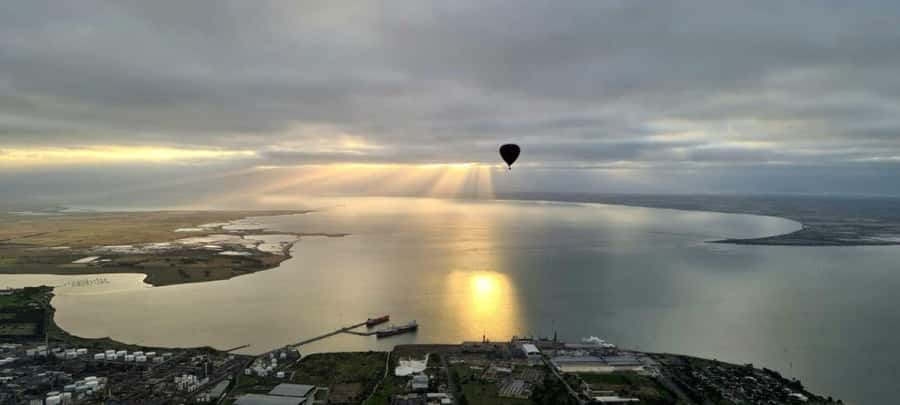 Geelong: Balloon Flight at Sunrise with Breakfast - Preparing the balloon for about 30 minutes