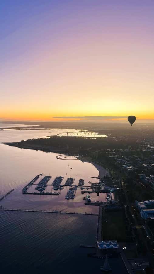 Geelong: Balloon Flight at Sunrise with Breakfast - Meeting at the Holiday Inn & Suites Geelong