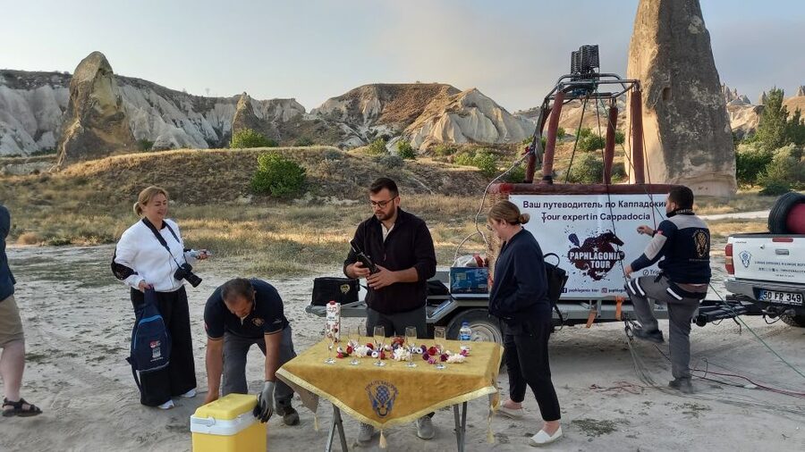 Göreme: Luxury Hot Air Balloon Flight in Göreme Valleys - The language and staff arrangements