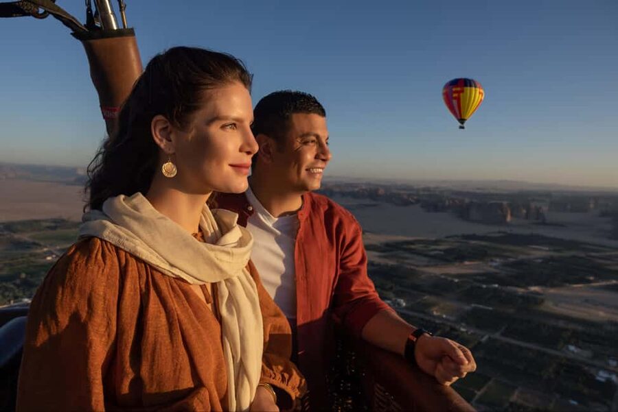 Hegra Al Ula: Sunrise Hot Air Balloon Flight - The 4:30 to 5:30 am hotel pickup