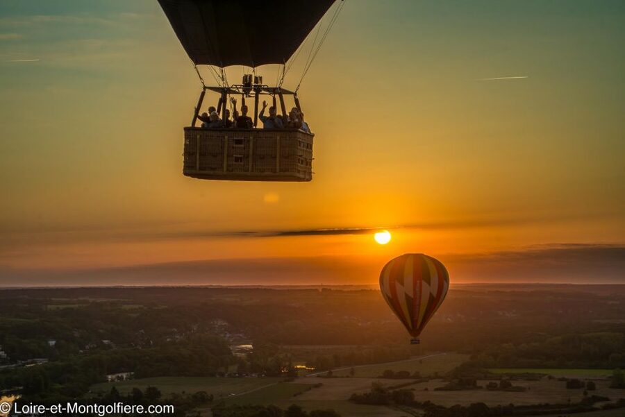 Hot Air Balloon Flight above the Castle of Chenonceau - Preparing the balloon with the crew