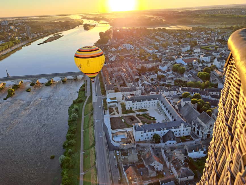 Hot air balloon flight:Chambord, Chenonceau,Cheverny,Blois - Watching the balloon come alive