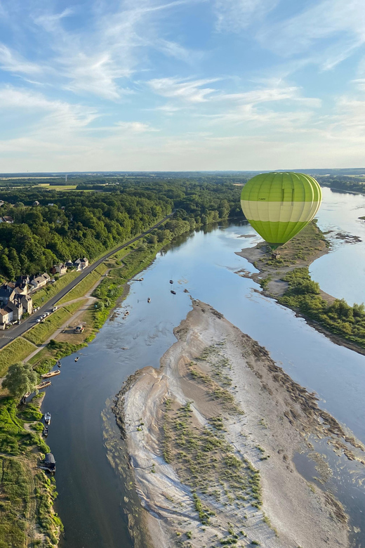 Hot air balloon flight:Chambord, Chenonceau,Cheverny,Blois - The pilot’s commentary adds useful context