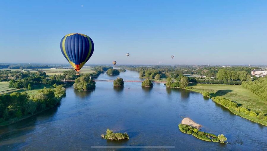 Hot air balloon flight: Flight over Sologne and castles - One hour above the Loire and Sologne