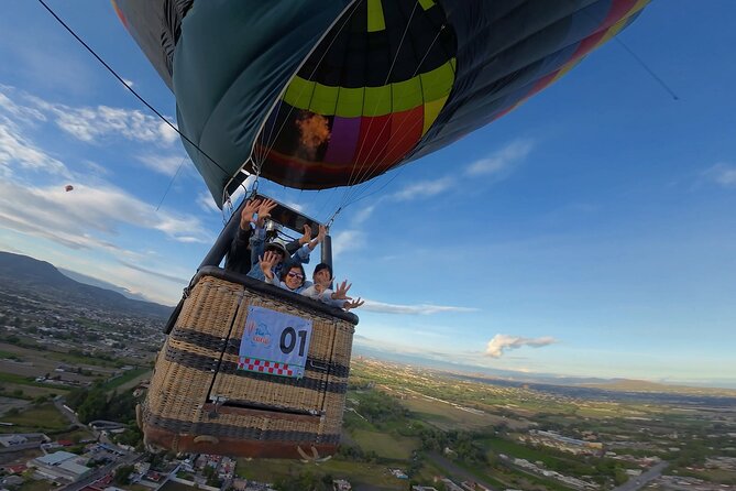 Hot air balloon flight in Teotihuacán + Breakfast in a Cave - Who should book this morning?