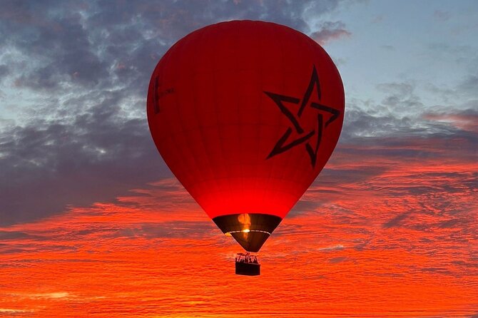 Hot air balloon flight in the desert with camel ride - Preparing for the balloon flight