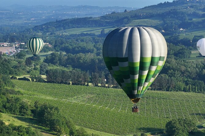 Hot air balloon over the hills of Pienza, Montalcino and Val D'Orcia - Who will enjoy this experience most