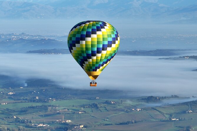 Hot air balloon over the hills of Pienza, Montalcino and Val D'Orcia - Preparing the balloon and meeting the pilot