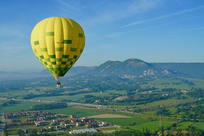 Hot Air Balloon with Champagne, Optional Photos,Video & Breakfast - A sunrise flight above Vic