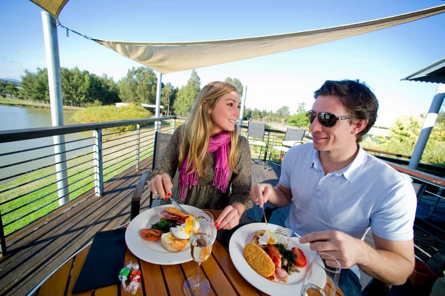 Hunter Valley: Sunrise Balloon Ride with Bubbly Breakfast - Landing and the hands-on finish