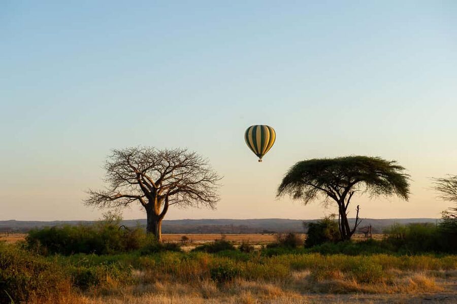 Johannesburg: Hot Air Balloon Flight - Tea, coffee, biscuits, and the balloon setup