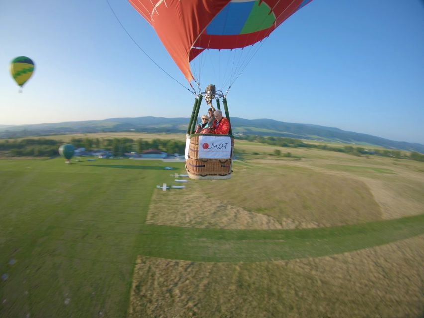 Kraków: Hot Air Balloon Exclusive Tour with Champagne - What the one-hour flight feels like