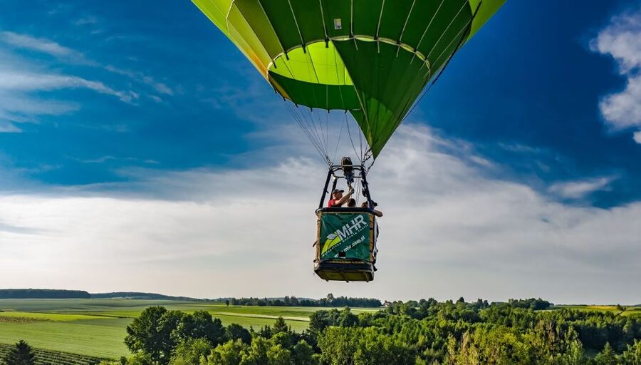 Kraków: Hot Air Balloon Exclusive Tour with Champagne - Returning to the launch area