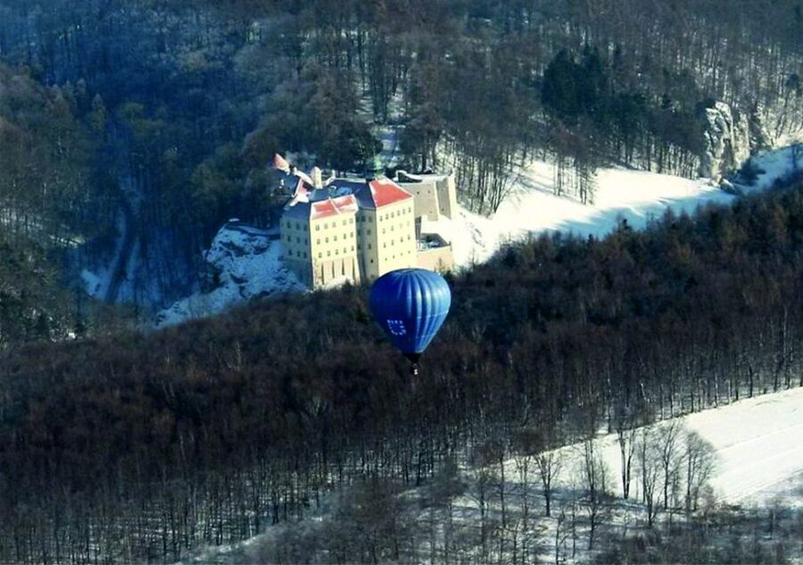Kraków: Hot Air Balloon Flight with Champagne - Boarding the gondola and taking off