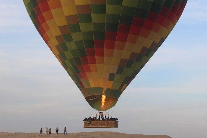 Luxor : Flying on Hot Air Balloon for Sunrise - Preparing for Takeoff Before Sunrise