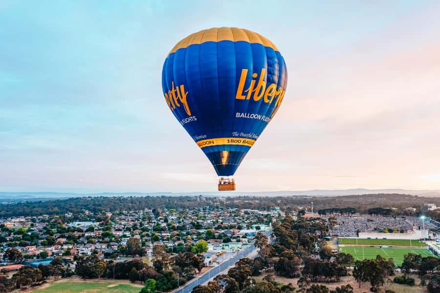Melbourne: Balloon Flight at Sunrise - The safety briefing and basket boarding