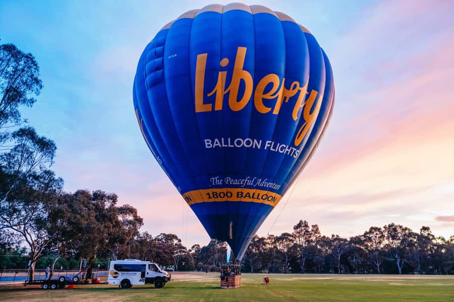 Melbourne: Balloon Flight at Sunrise with Breakfast - Meeting the balloon at the Hotel Windsor