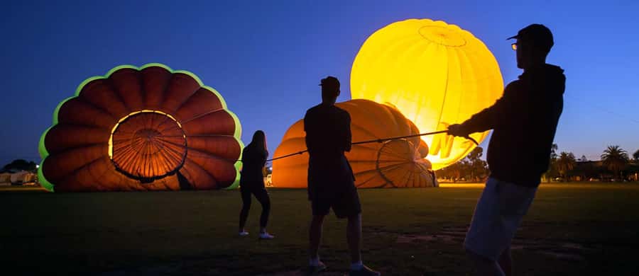 Melbourne Premium Balloon Flight 5-Star Champagne Breakfast - Meeting before dawn at the Grand Hyatt