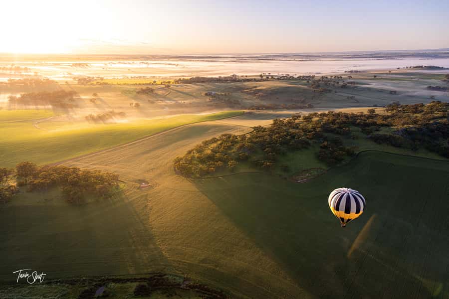 Perth: Avon Valley Hot Air Balloon Flight with Breakfast - Landing, helping, and the return to Northam