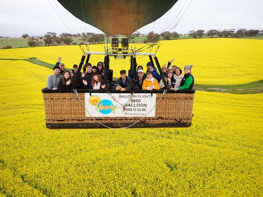 Perth to Northam: Balloon flight including shuttle bus - Arriving in Northam and meeting the crew