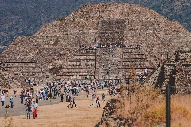 Private Balloon and Teotihuacán Experience - Walking through the archaeological zone