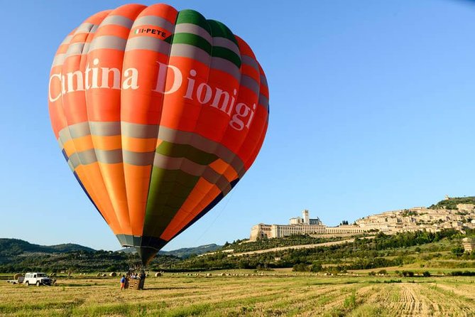 Professional hot air balloon rides at Assisi, Trasimeno in Umbria - Meeting the crew before sunrise