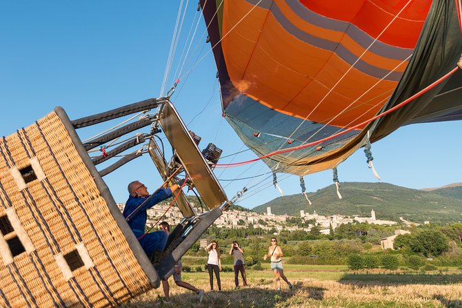 Professional hot air balloon rides at Assisi, Trasimeno in Umbria - Who will enjoy this most?
