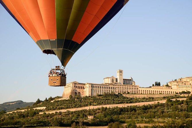 Professional hot air balloon rides at Assisi, Trasimeno in Umbria - The safety briefing and balloon launch