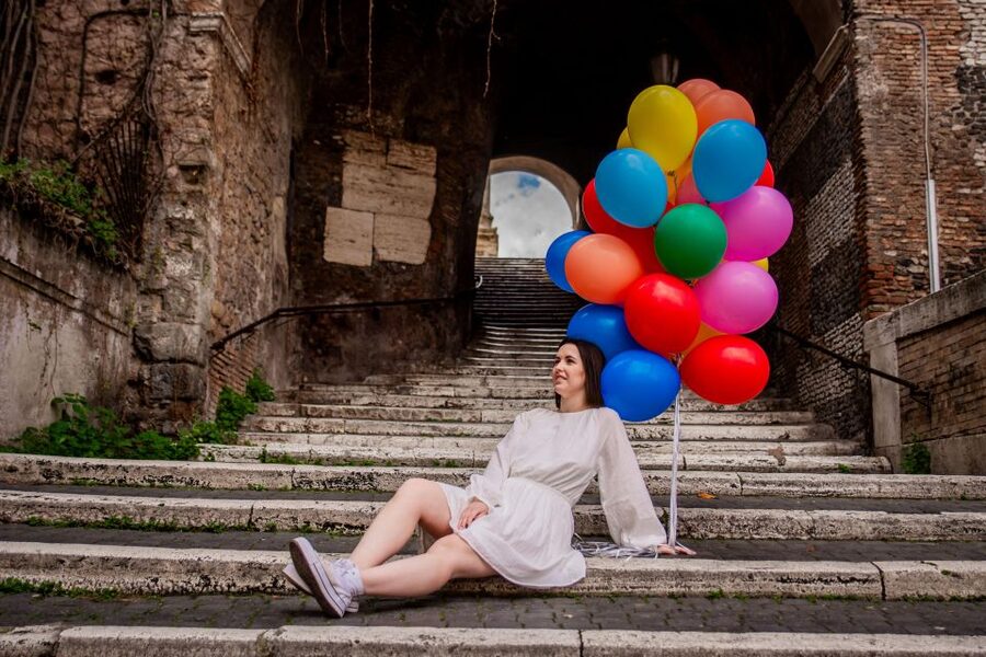 Rome: Professional Photoshoot With Balloons - Meeting at Cafe Roma on Via del Colosseo