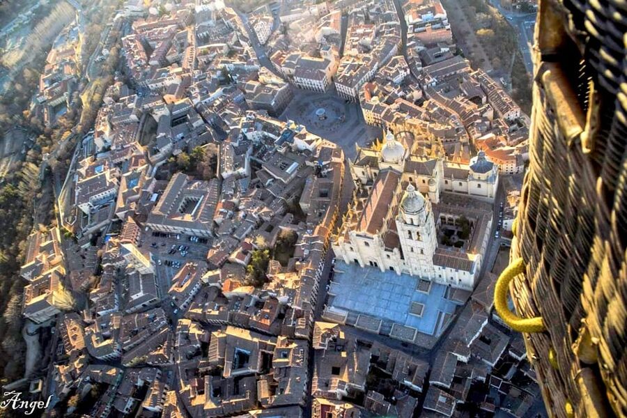 Segovia: Hot Air Balloon Flight with Picnic and Cava - Meeting at the hospital and reaching the launch field