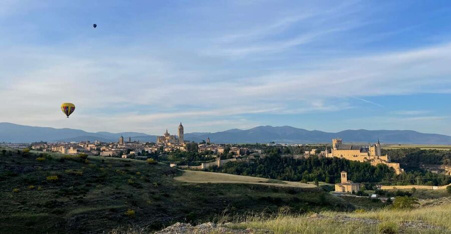 Segovia: Hot-air balloon ride with cava toast - Meeting Near Hospital de Segovia Before Sunrise