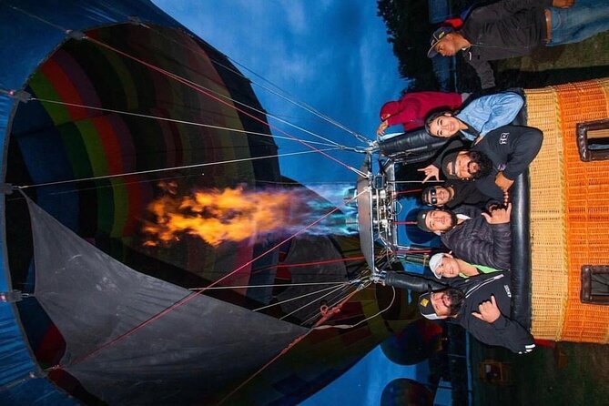 Teotihuacan balloon flight with cave breakfast and CDMX pickup - Getting time at the Pyramid of the Sun