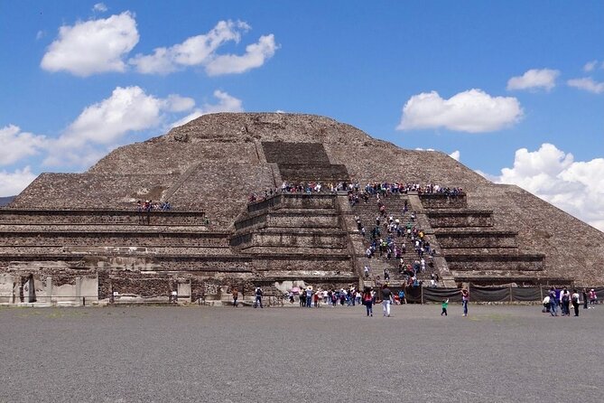 TEOTIHUACAN BALLOON RIDE (Private Transportation & Guided Tour) - Walking along the Avenue of the Dead