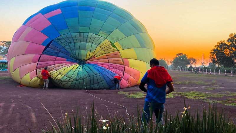 Teotihuacan: Hot Air Balloon Ride with Breakfast & Transport - Landing, photos, and the sparkling wine toast