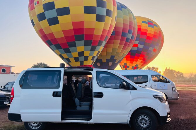 Teotihuacán in a hot air balloon with Transportation from CDMX - Watching the balloon take shape in San Juan Teotihuacán