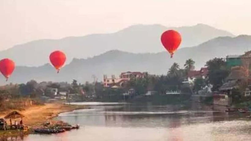 Vang Vieng: Hot Air Balloon Ride with City Hotel Pickup - Sunrise or Sunset: Choosing the Right Flight