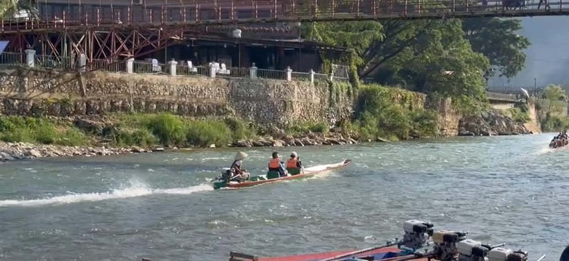 Vang vieng: Longtail boat&Hot Air Balloon&hotel pick-up - Thirty minutes above the Nam Song River